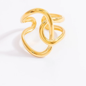Détail des lignes dorées irrégulières superposées et de la structure de bague polie