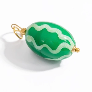 Vue détaillée du pendentif en verre vert avec ondes blanches et anneau doré