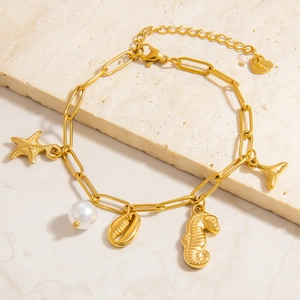 Détail de la chaîne trombone en acier inoxydable doré 18K avec pendentifs marins et perle