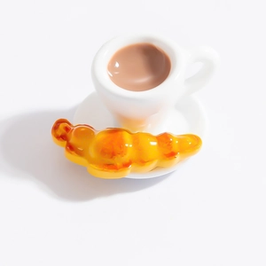 Set da caffè in miniatura per casa delle bambole con tazzina e cornetto in resina