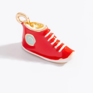Dettaglio del ciondolo a scarpa rossa con gancio dorato per creazione gioielli DIY