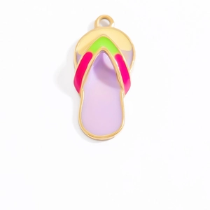 Détail d'un pendentif tong coloré avec finition émail et boucle en acier doré