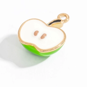 Vue macro détaillée d'un pendentif en acier inoxydable doré en forme de tranche de pomme