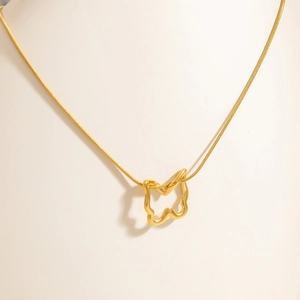 Elegante goldene Schmetterlingskette mit minimalistischer Schlangenkette auf Ständer