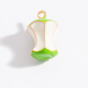 Dettaglio del ciondolo a torsolo di mela placcato oro con smalto verde e bianco DIY