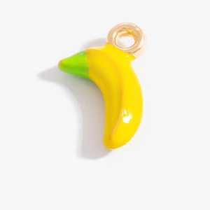Dettaglio di ciondolo a forma di banana in smalto giallo con anello dorato per bigiotteria