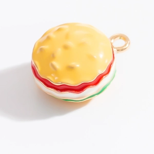 Vista dettagliata del ciondolo a forma di hamburger in smalto colorato con gancio dorato