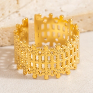 Detailansicht eines goldenen geometrischen Rings mit kronenartiger Spitzenstruktur