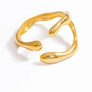 Nahaufnahme eines vergoldeten unregelmäßigen Rings mit hochglanzpoliertem Flüssigmetall-Effekt