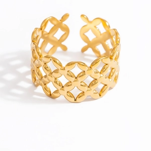 Detail des goldenen Kleeblatt-Musters auf Edelstahlring mit offenem Design