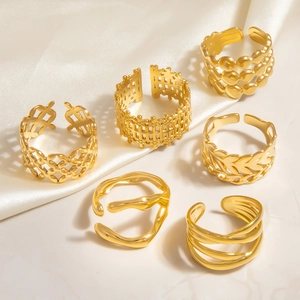 Sechser-Set unregelmäßiger minimalistischer goldener Edelstahlringe auf weißer Seide
