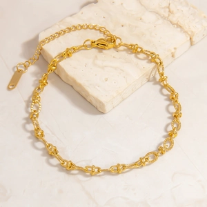 Detailaufnahme der 18K vergoldeten Kette mit Karabinerverschluss und Verlängerung