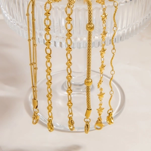 Set mit sechs minimalistischen 18K vergoldeten Edelstahlarmbändern mit Sternen und Perlen
