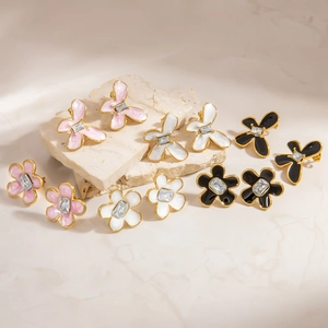Detail von Blumen- und Schmetterlingsohrringen in Pink, Weiß und Schwarz mit Zirkonia