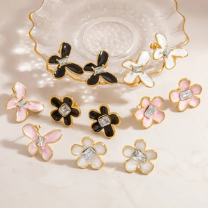Edelstahl-Ohrstecker mit 18k Goldbeschichtung, Blumen, Schmetterling und Zirkon