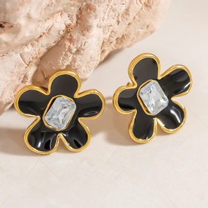 Detailaufnahme der fünfblättrigen Blumenohrringe mit schwarzer Emaille und Goldplatte