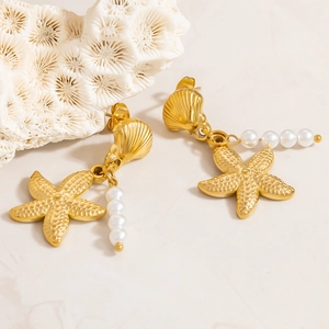 Boucles d'oreilles en acier doré avec étoile de mer, coquillage et perles blanches
