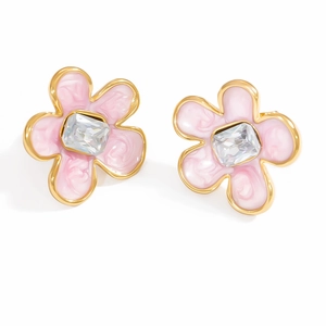 Detailansicht der rosa Blumenohrringe mit Zirkon und 18k Goldbeschichtung