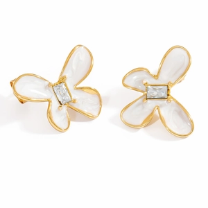 Detail von 18k vergoldeten Schmetterlings-Ohrringen mit weißer Emaille und Zirkonia