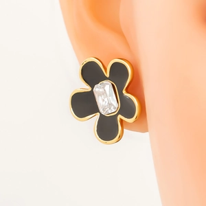 Detailaufnahme der 18k vergoldeten Blumenohrringe mit schwarzer Emaille und Zirkonia-Stein