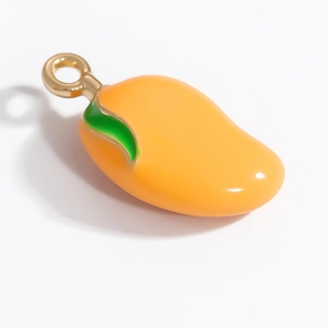 Macro di ciondolo a forma di mango 3D con smalto arancione e dettaglio foglia verde