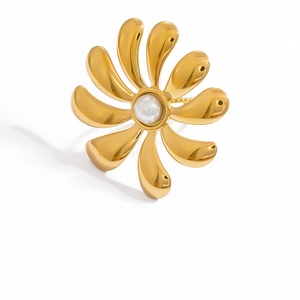 Detailed back view of a 18k gold flower ring with pearl center and polished petals
