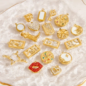 Sammlung von 18K vergoldeten Edelstahl-Anhängern mit Zirkon und himmlischen Motiven