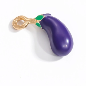 Dettaglio macro del ciondolo a melanzana in smalto con finitura viola e anello d'oro