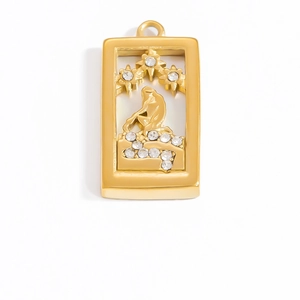 Detail eines 18K vergoldeten rechteckigen Tarot-Anhängers mit Zirkonia-Inlay und Lippenmotiv
