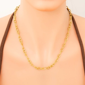 Collana a catena a maglie ovali dorate minimaliste per donna indossata con stile sul collo