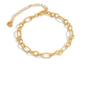 Dettaglio del bracciale a catena in acciaio dorato con ciondolo a cuore e maglie testurizzate