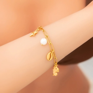 Bracelet chaîne dorée avec breloques étoile de mer, perle, coquillage et hippocampe