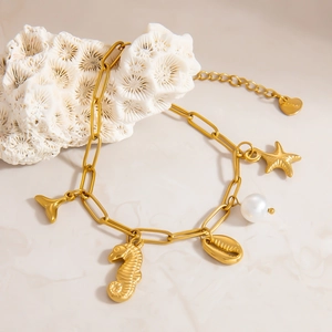 Bracelet chaîne trombone doré avec breloques océaniques coquillage étoile et perle