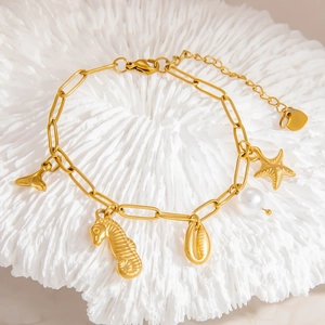 Bracelet en acier inoxydable doré avec des charmes d'étoile de mer, de perle et d'hippocampe