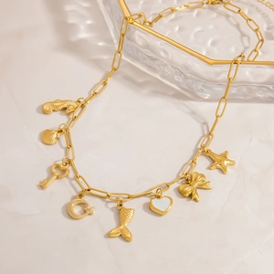 Collana a catena a graffetta dorata con ciondoli a forma di cavalluccio marino e cuore