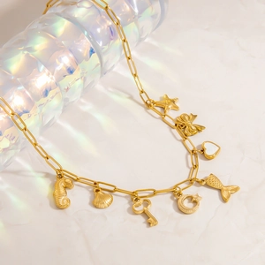 Collana in acciaio al titanio dorato con ciondoli a tema marino cuore e stelle
