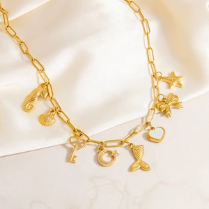 Collana in acciaio al titanio dorato con ciondoli a cuore e conchiglia stile mare