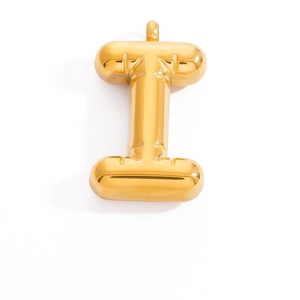 Detailed view of a shiny gold letter I pendant with a balloon style and polished finish