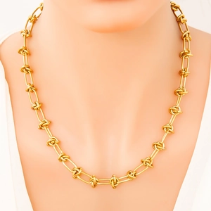 Détail du collier chaîne à nœuds épais plaqué or 18 carats sur un mannequin de cou