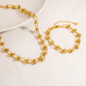 Parure de Bijoux en Acier Inoxydable Minimaliste pour Femme Collier et Bracelet Géométriques à Nœud Plaqué Or 18K Bijoux de Mode