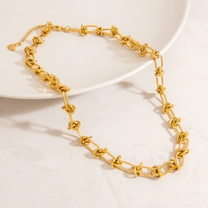 Détail du collier à gros maillons plaqué or 18 carats avec pendentif en forme de cœur