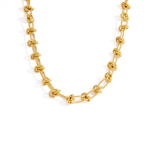 Collier à nœuds minimaliste en acier inoxydable plaqué or 18 carats sur fond blanc pur
