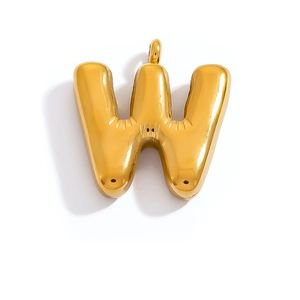 Vue détaillée d'un pendentif lettre W dorée style ballon 3D pour création de bijoux
