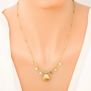 Collana placcata in oro 18 carati con stella marina, conchiglia e perline turchesi su modella