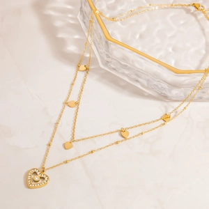 Collana a doppio strato in acciaio inossidabile placcata oro 18K con ciondoli a cuore