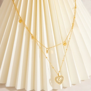 Collana a doppio strato in acciaio inossidabile placcato oro 18K con pendenti a cuore e zirconi