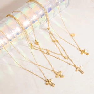 Collana con ciondolo a croce in acciaio inossidabile placcato oro 18K e strass da donna