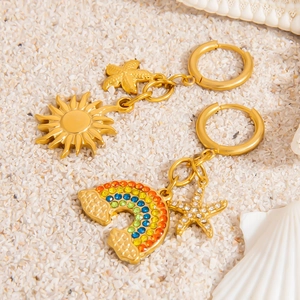 Orecchini in acciaio placcati oro 18K con ciondoli arcobaleno sole e stella marina
