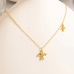Collana in acciaio inossidabile placcato oro 18K con ciondoli a croce in zircone