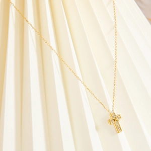 Collana a doppio strato in acciaio inossidabile 18K con pendente a croce in zirconi